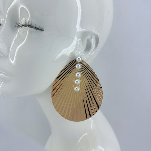 Ruffled Teardrop Shape Earring with pearls decor