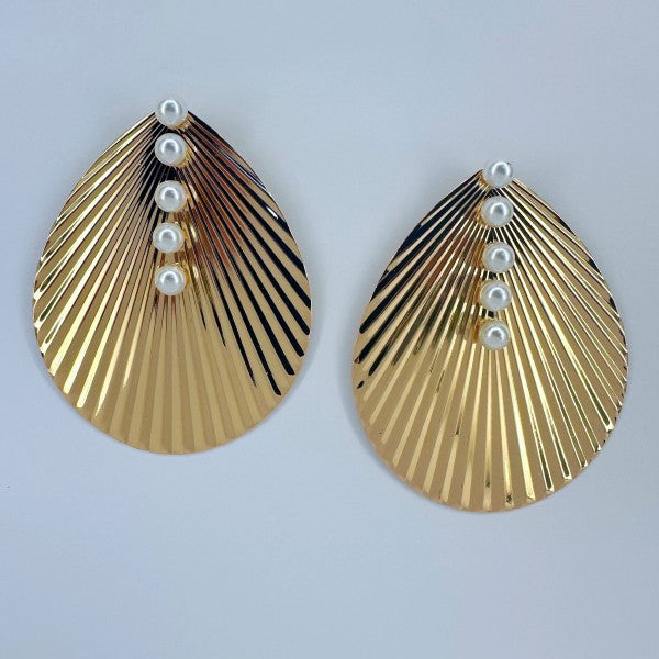 Ruffled Teardrop Shape Earring with pearls decor