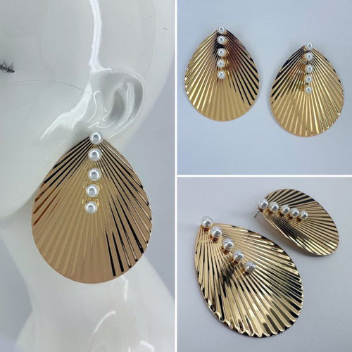 Ruffled Teardrop Shape Earring with pearls decor