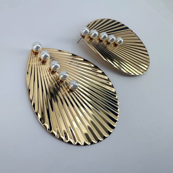 Ruffled Teardrop Shape Earring with pearls decor